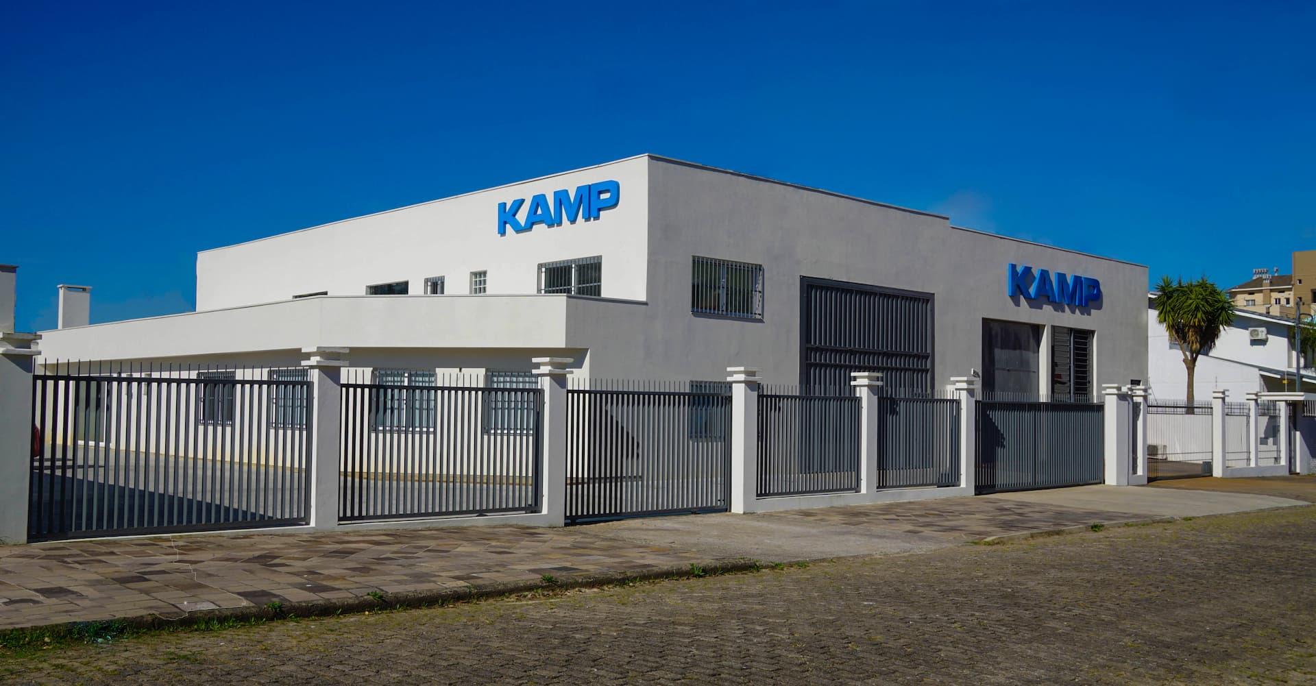 Visão externa da fábrica da Kamp.